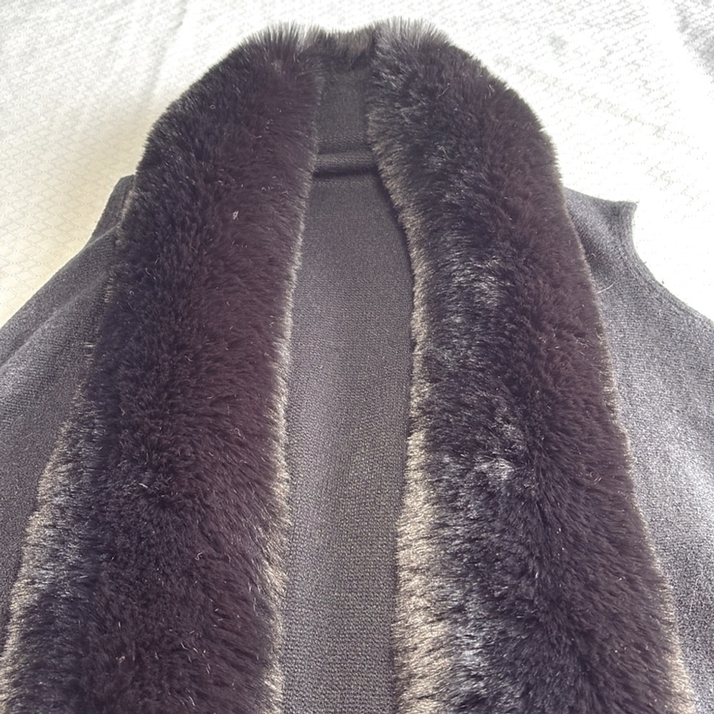 Women’s Unbranded Black Faux Fur Trim Knit Swing Vest - Picture 3 of 5
